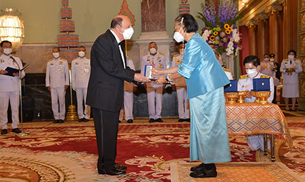 Dr. DeFronzo receives the Prince Mahidol Award in Medicine from Her Royal Highness Princess Maha Chakri Sirindhorn, as the Representative of His Majesty the King at the Chakri Throne Hall, Grand Palace.
