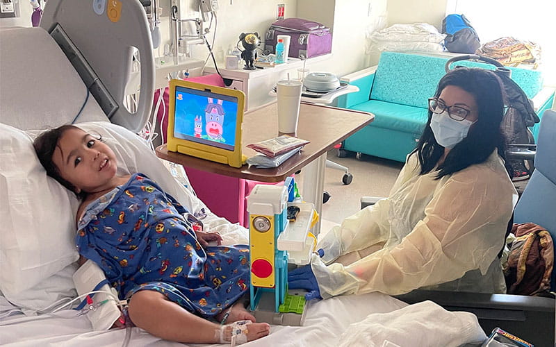 University Health pediatric transplant patient Oshae with mom in a patient room.