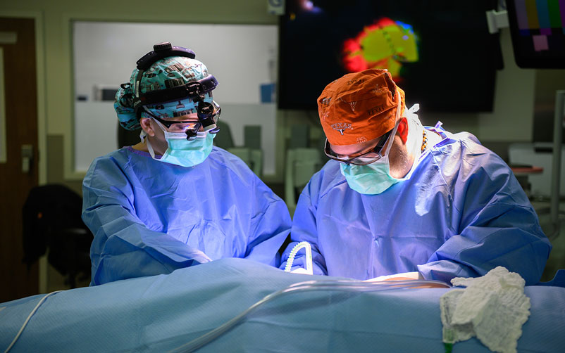 Dr. Elizabeth Thomas performs a robotic nephrectomy to remove a kidney from a living donor for transplant into a recipient.